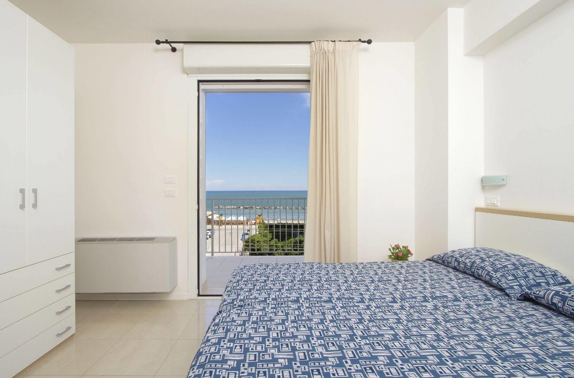 Residence I Delfini Cupra Marittima Luaran gambar
