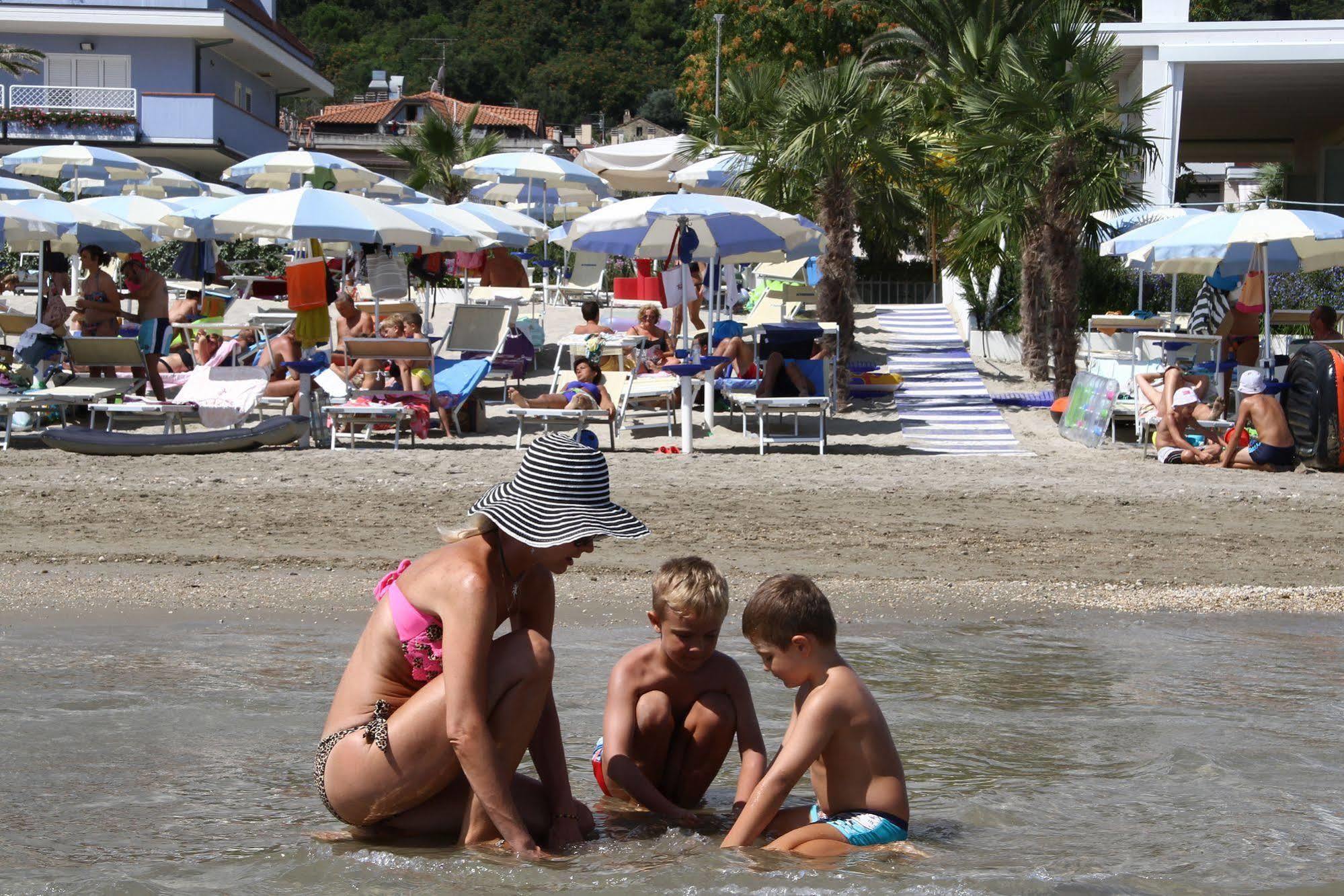 Residence I Delfini Cupra Marittima Luaran gambar